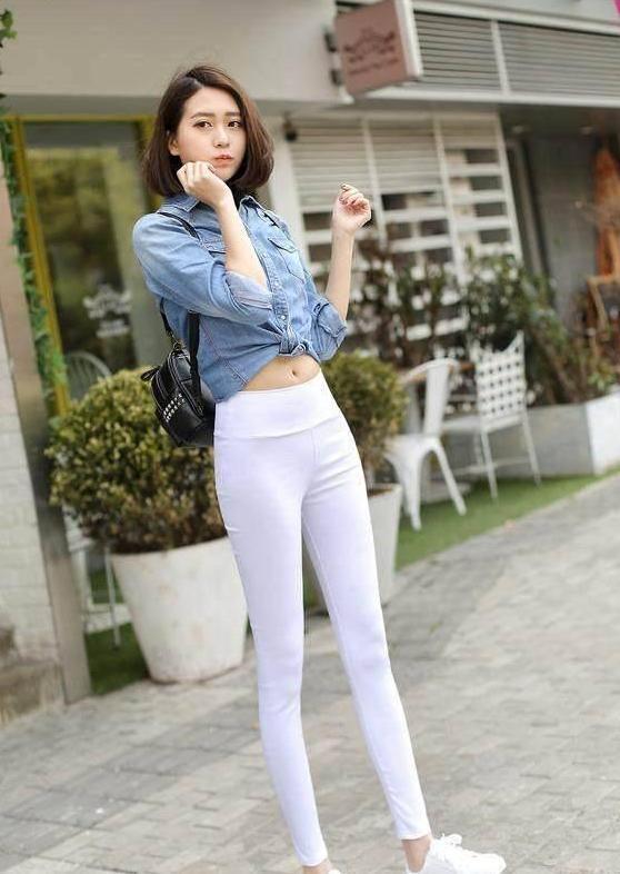 靓丽无比的打底裤小姐姐，知性优雅，并点缀一抹风情！