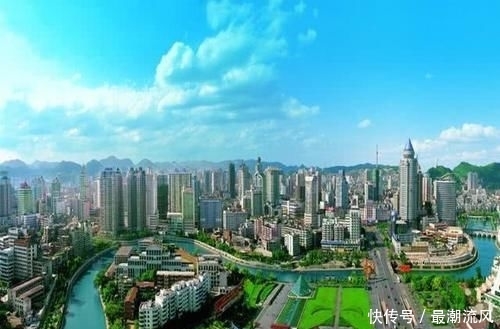  适合：中国“最适合养老”的网红城市，青山绿水、发展飞速，流