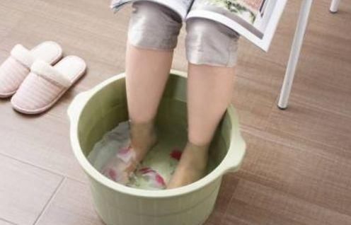  见效■富人吃药，穷人“泡脚”！常泡脚的2大好处，一泡就见效