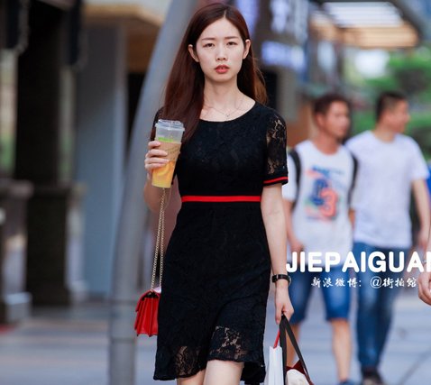 街拍,“镂空短裙”美女搭配红色高跟鞋,简直性感到爆!