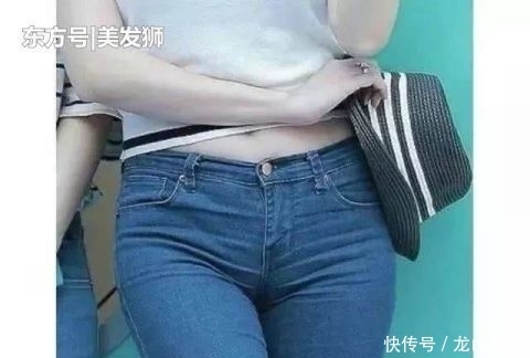 #美女#牛仔裤美女摆拍的时候,有一种优雅、甜美的感觉