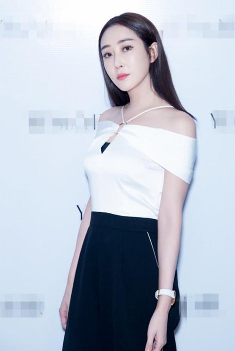 杜若溪 紧身清凉上衣尽显凹凸好身材