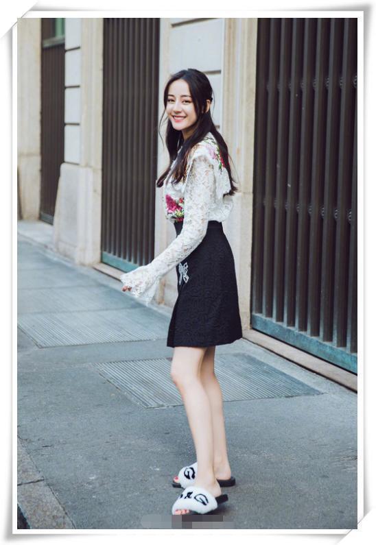 当孙艺珍穿印花裙撞衫迪丽热巴，网友：终于相信微胖才是最美身材