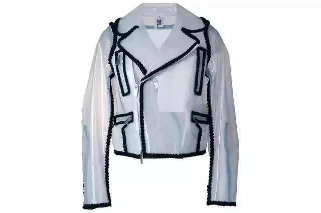 迪丽热巴你真的过分了，穿着PVC鞋子就要出门？舒淇的衣服更夸张