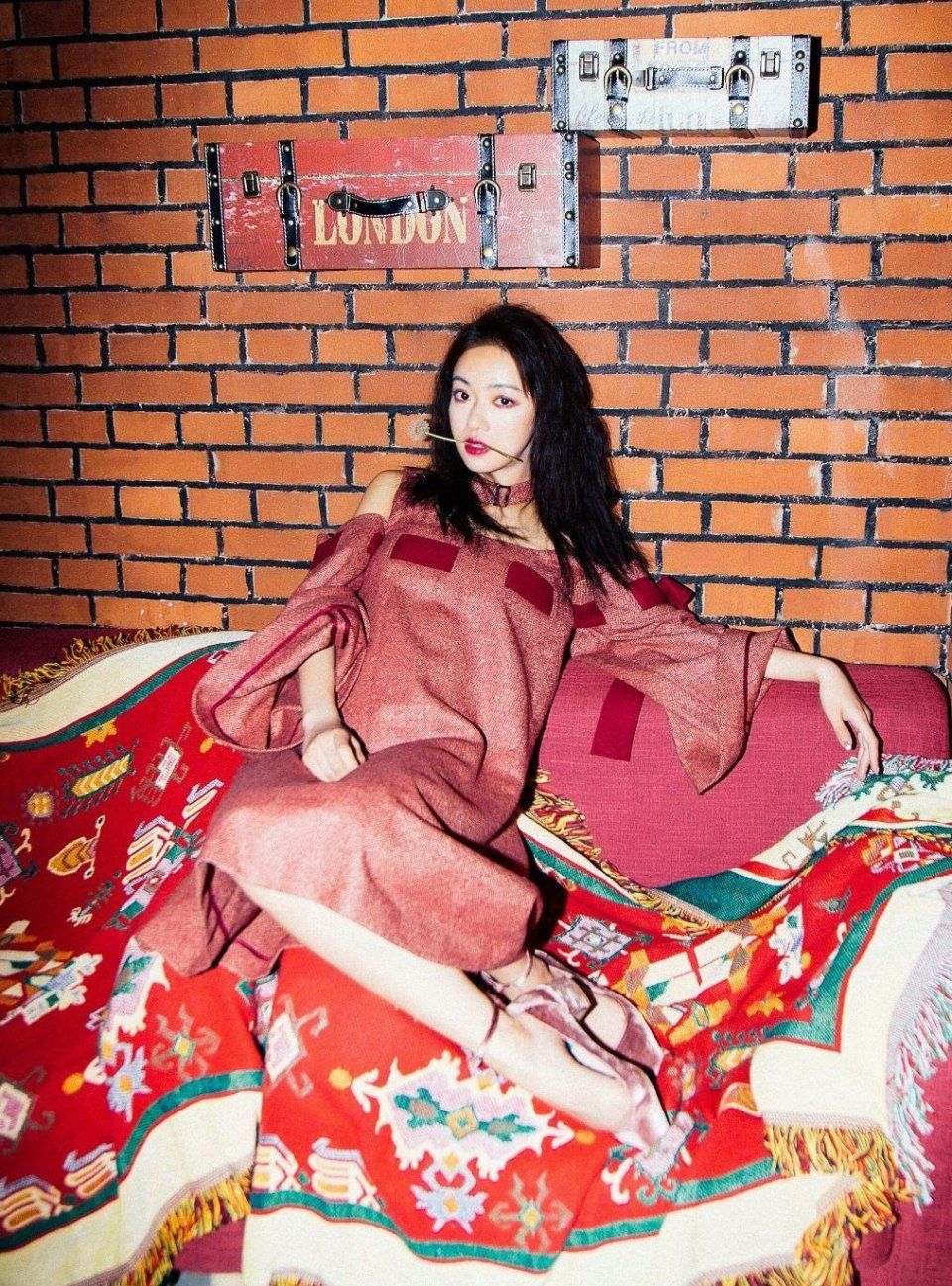 想不到吴谨言的脸居然这么瘦!戴上口罩里面都可以放一个鸡蛋!