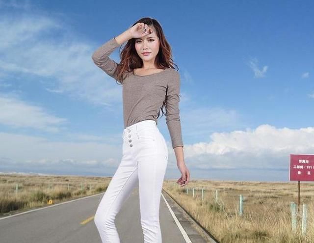 俏美靓丽的牛仔裤美女,尽显成熟女人味,回头率十足