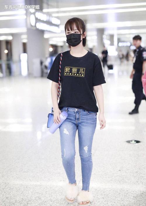 杨紫分手后瘦了不少，黑色连体裤帅到没边，衣品越来越好了