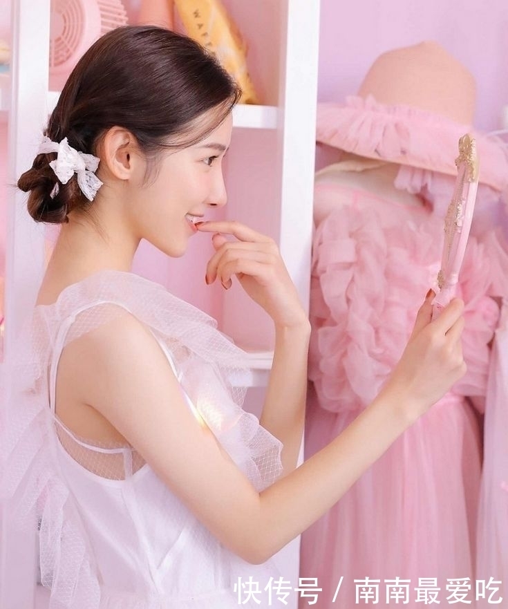 美女|性感美女时尚写真,麻花辫蕾丝外套白皙皮肤修长美腿,养眼吸睛!