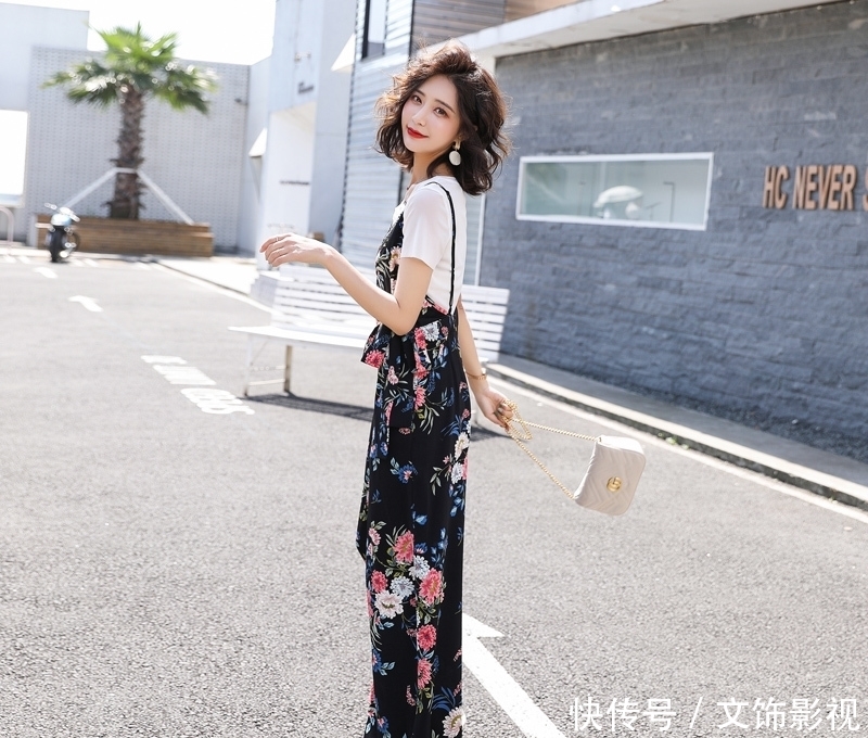 「个性」「街拍女神」个性时尚连体裤,如何穿搭?性感撩人修身显瘦
