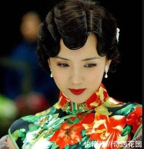 「当红」她曾是女神“万人迷”，当红嫁入豪门，年过40当中戏老师超幸福