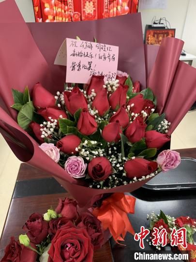  代表|95后“白衣战士”雷神山举行“战地婚礼” 12支医疗队代表组成亲友团