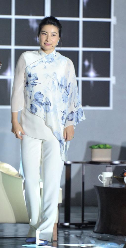 她老公身家几百亿,她却拎几百块的手提袋,来看看她独特的时尚观