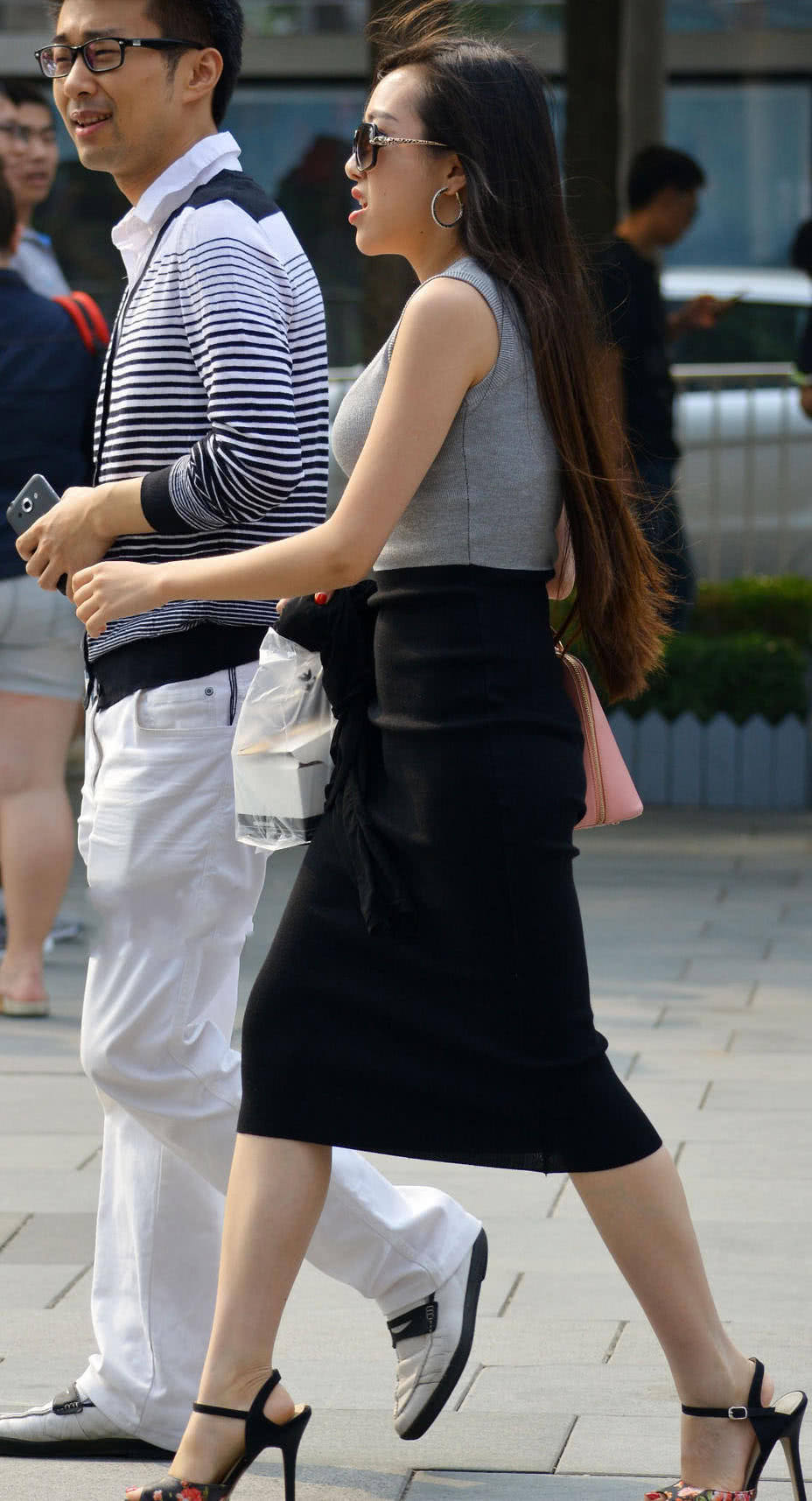 小姐姐紧身穿搭勾勒出婀娜多姿的身材，紧致的胸部线条