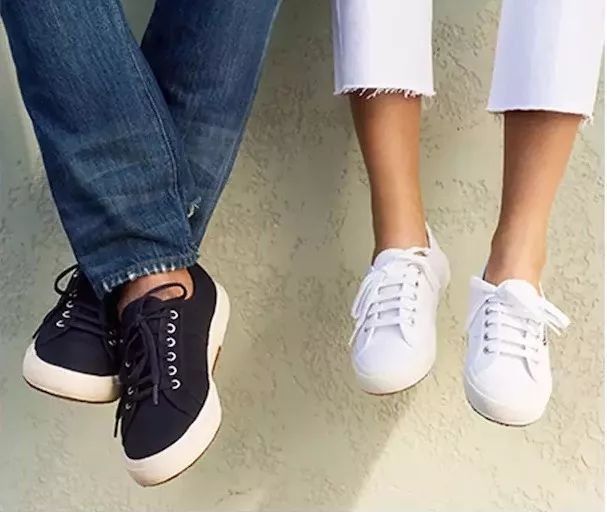 这双凯特王妃最爱的小白鞋，时尚圈人手一双，光脚穿都舒服