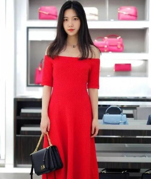  「气质」街拍：肤如凝脂的美女，一件一字肩配白色半身裙，时尚女神魅力