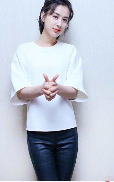 黄圣依为了秀腿, 把裙子剪掉一半就出门, 却意外的时尚!