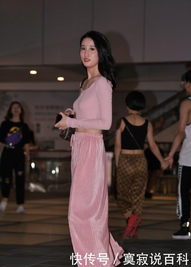  #迷人#小姐姐肤白人美，粉色穿搭太迷人，御姐气息满满！