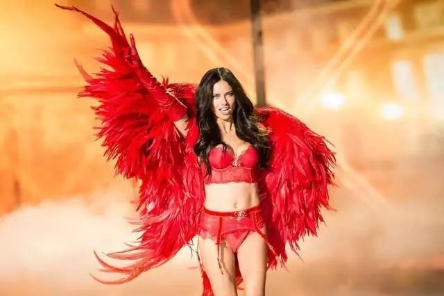 别只羡慕超模的风光无限，你根本不知道她们为了变美会受多少罪!