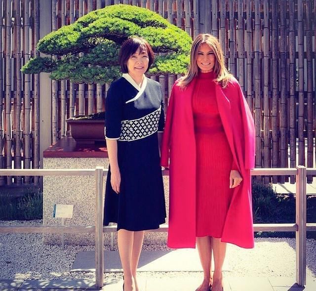 「 夫人」梅拉尼娅穿衣造型完胜安培昭惠，凸显完美曲线身材，两国夫人同框