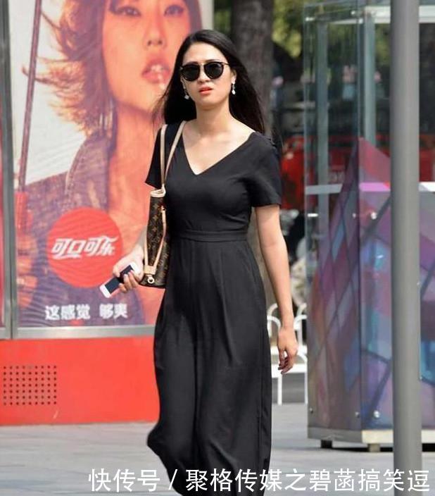 街拍：图4有钱人的贵妇，极品的身材太养眼，网友：好迷人的大腿