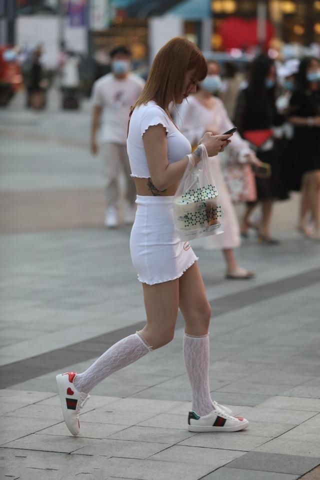  美女|路人街拍，美女搭配白色裙子看起来十分干净，十分优雅