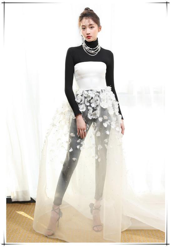 21岁关晓彤与32岁杨幂同穿牛仔裙，竟一个青春校花，一个邋遢阿姨