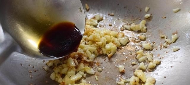 把蛏子■春天,这菜要常吃,蒸一蒸味道特鲜美,营养大脑,全家人受益