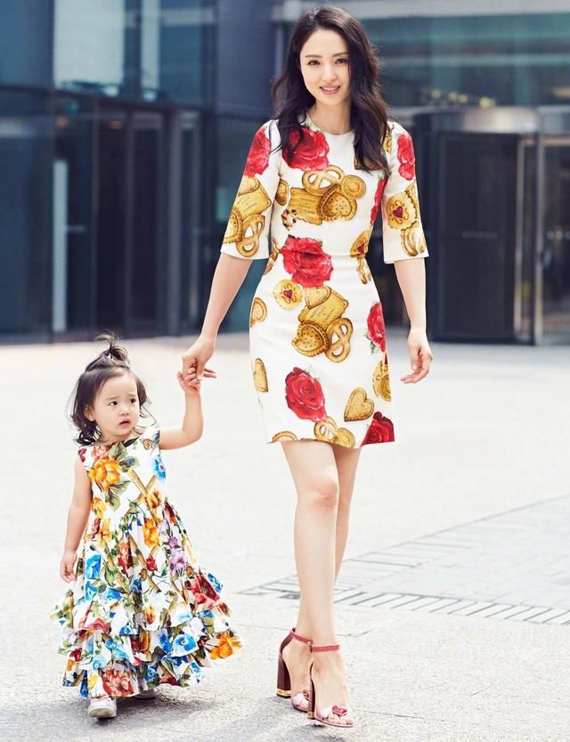 董璇携爱女时尚杂志写真，女儿圆脸蛋惹人爱，网友:高云翔不配!