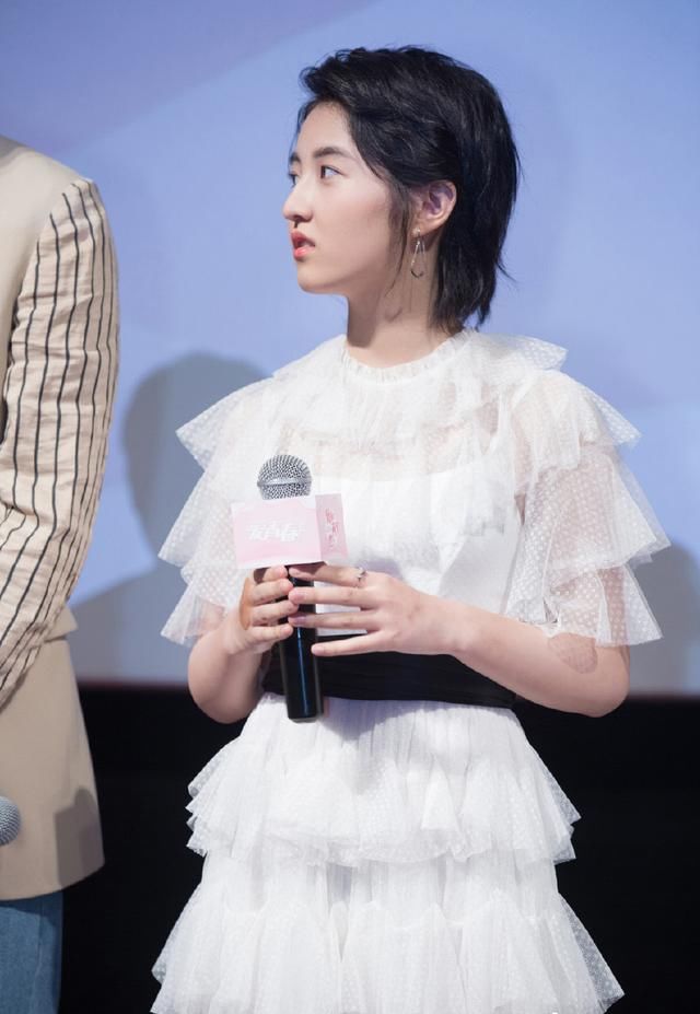 17岁张子枫终于穿对了一回！蛋糕裙亮丽俏皮，撞衫吴昕也毫不逊色