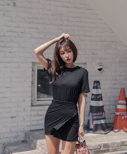 街拍黑色短裙气质美女,拥有迷人的笑容!