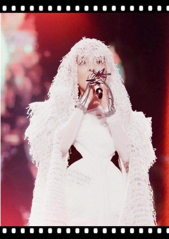 张韶涵演唱会上的6套造型很惊艳 但也是这6种发型毁了形象