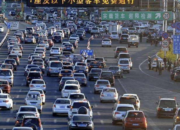 专家：节假日高速免费对车主最不利，涨价才好！理由还挺有说服力