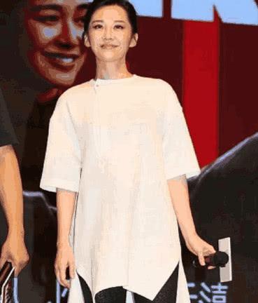 许晴真小公主，这裤子都勒出“三角区”了她还敢穿，网友：胆肥