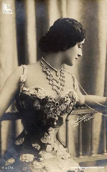 为了追求美,欧洲女人要忍受比裹脚更痛苦的“酷刑”