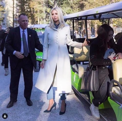 牛仔裤■如邻家女孩般，对比下伊万卡油腻了，芬兰女总理牛仔裤亮相达沃斯