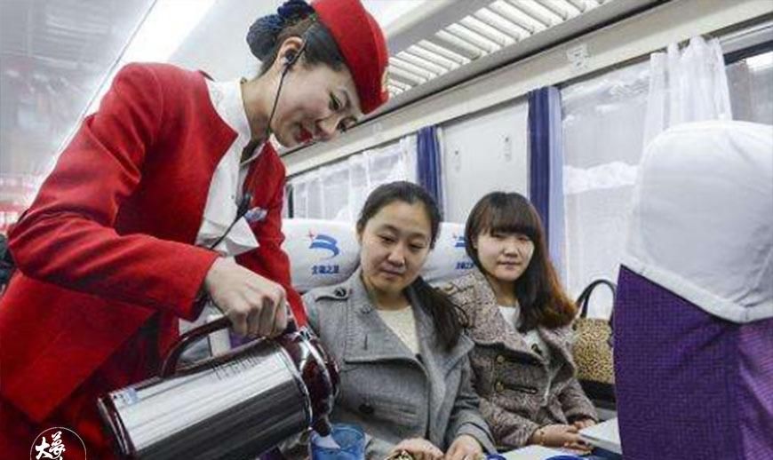  #美女#为什么火车只会播报晚点？不能提前吗？美女乘务员来告诉