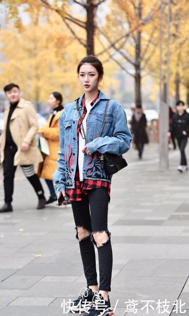 『 气质』展示窈窕的身姿和迷人的气质,街拍:小姐姐简单的穿搭