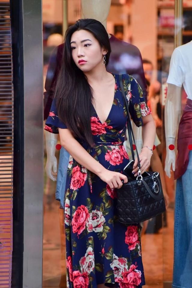 街拍:纯洁大方穿搭清凉，个个都是大长腿!