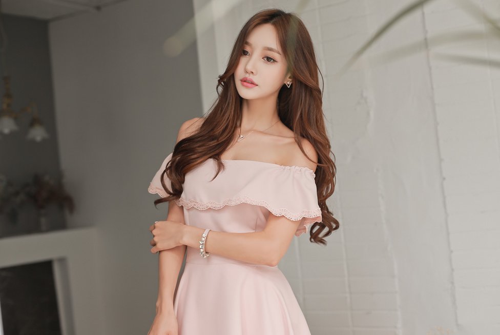 美女时尚穿搭:园艺刺绣边抹胸恬静曼妙洋裙