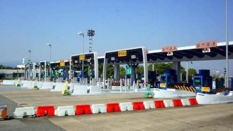 高速公路上没厕所吗？那些收费人员怎么上厕所！看完就知道了