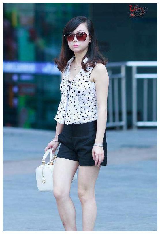 街拍：图四穿抹胸纱裙，水嫩白皙的肌肤，更有“诱惑力”！