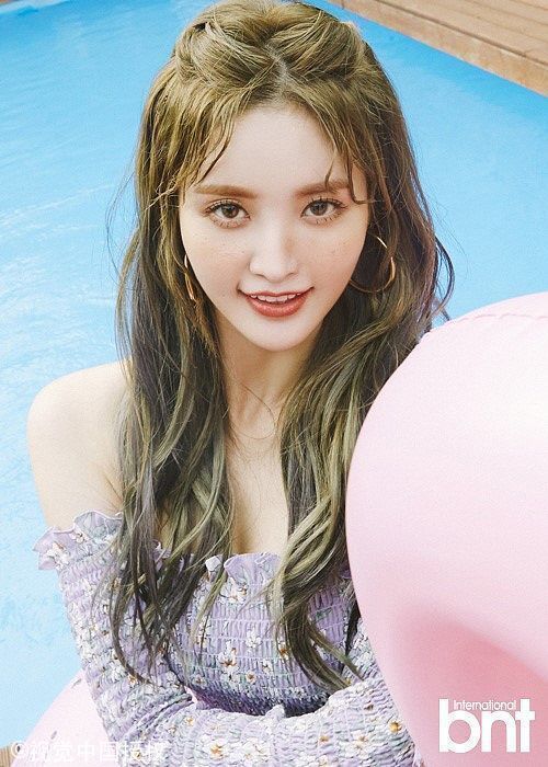 两小姐姐身穿连衣裙，牛仔热裤身材丰满,走在街头,回头率百分百