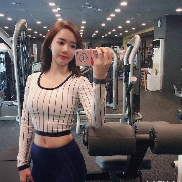 街拍：女子紧身裤VS紧身包臀裙，哪个小姐姐更好看?