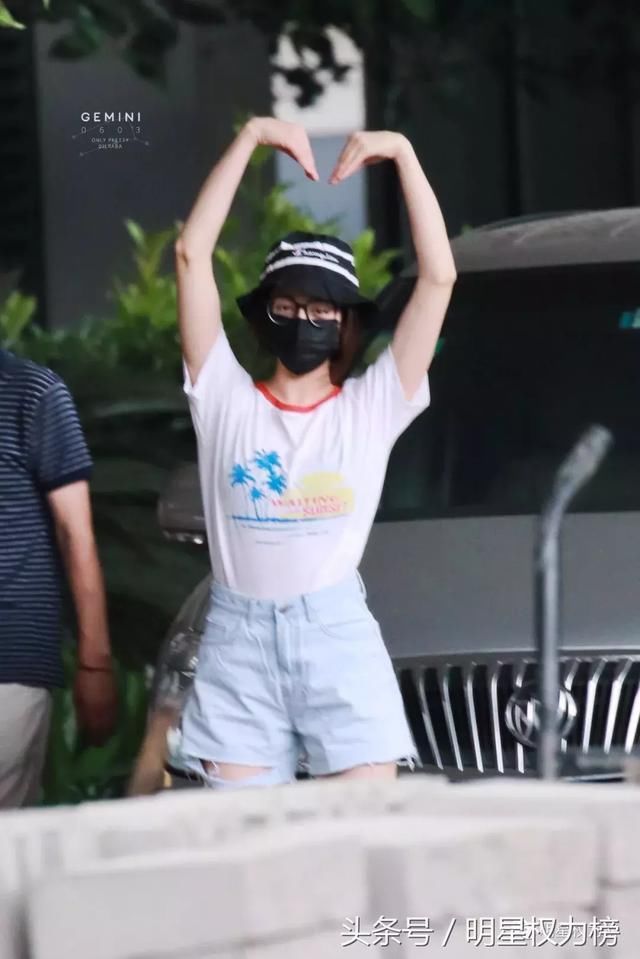 这些女明星私服衣品确实不错，不过夏天捂成这样真的不热嘛？