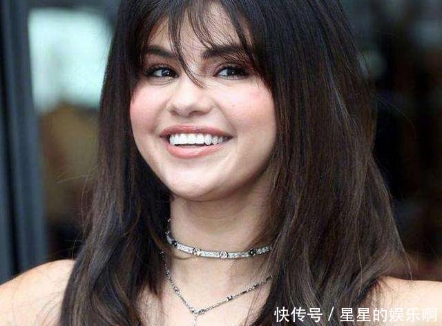 赛琳娜不仅瘦了，也换了新发型，穿粉色吊带裙身材依旧脸却认不出