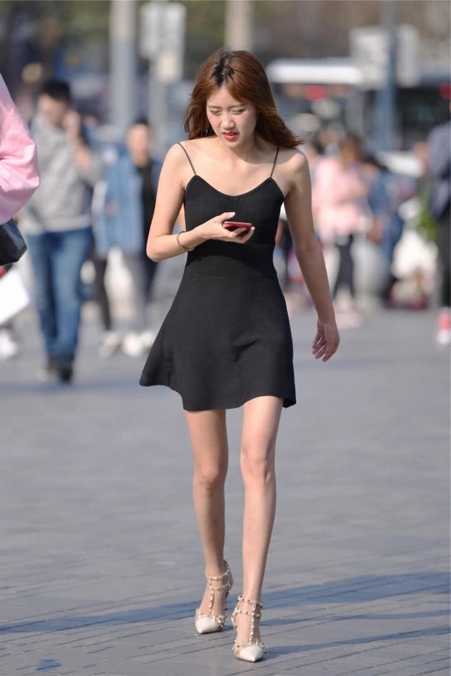 「短发」路人街拍,甜美可爱的短发小姐姐,黑色休闲装搭配,很唯美