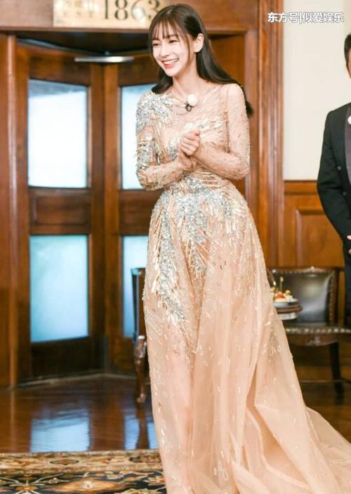 有黄晓明陪杨颖胆都大了10倍，敢这么穿低胸装，终于像生过娃的