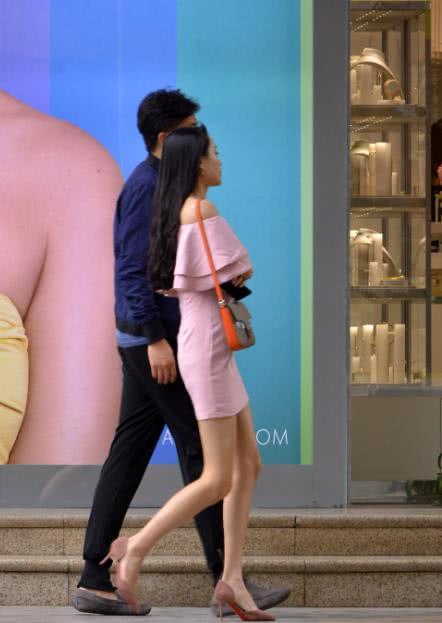 姐姐露肩小包臀裙与友人随性出行，网友：放开那个女孩，让我来