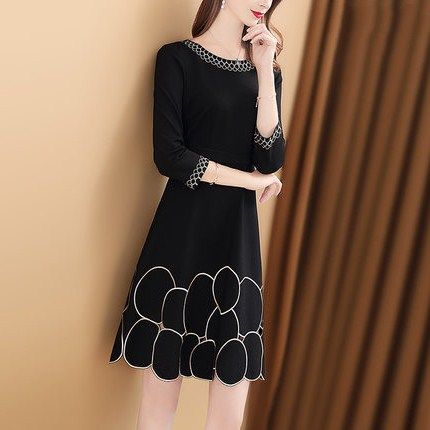 我50岁了,但我喜欢这样穿,高雅裙+尖头鞋,个个叫我美女