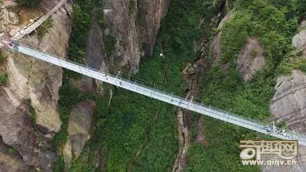 世上最长全透明玻璃桥开放!美女吓尿说：谁背我过去，就嫁给他！